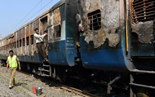印度长途火车暗夜窜火 9死1伤