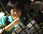 在2013年7月6日舊金山韓亞空難中被碾壓致死的中國16歲女學生葉夢圓的父母發出律師信函，追究舊金山市政府的責任。圖為去年8月1日在江山為遇難的三女生舉行的葬禮中悲傷的家屬。 (ChinaFotoPress/Getty Images)