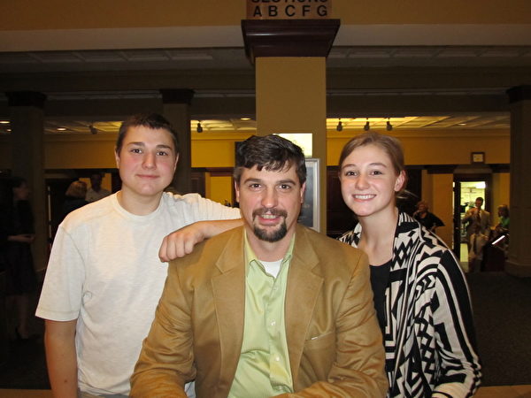 James Wagner先生帶著一雙兒女觀看了神韻在2014年1月11日下午的演出（漢民/大紀元）
