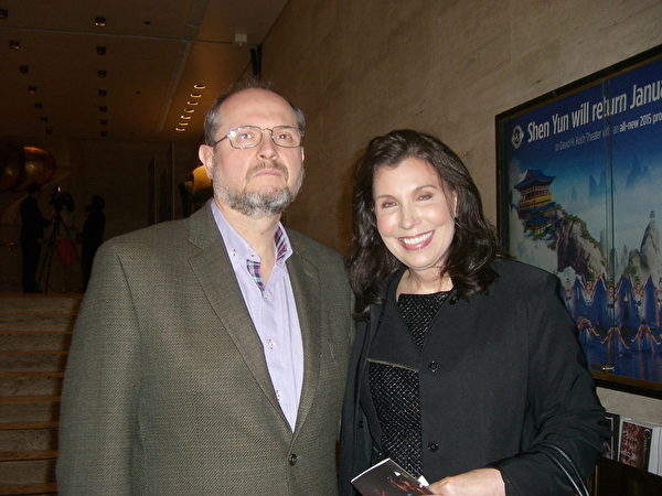 南達科他州大學教授布瑞尼恩（John Brannian）與太太時尚設計師可麗（Anita Kealey）在2014年1月11日紐約林肯中心神韻晚會。（徐竹思/大紀元）