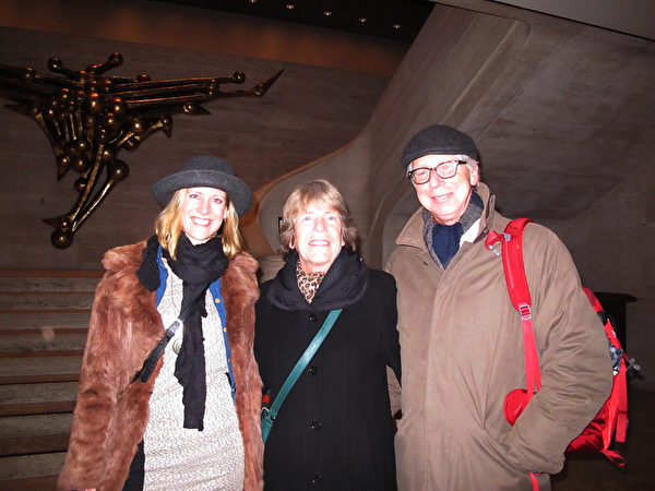 荷蘭財政部官員的Elly Tolman女士（中）與丈夫荷蘭醫學家Fred Van Duijn攜友人觀看了神韻紐約藝術團1月11日在紐約的演出，他們讚歎神韻展現了中國古老文化，令人神往。（潘美玲/大紀元）