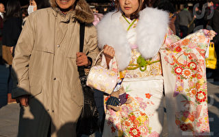 成人仪式后，日本青年都会穿上华丽的和服，到寺院、神社参拜，并许下成人后的第一个心愿。身着华丽和服的日本少女立刻成为欣悦的亮点，游客们争先与她们合影留念。（摄影:大纪元/游沛然）
