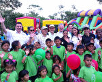 中華民國駐巴拿馬大使周麟（後排右3）於當地時間10日響應巴拿馬農工商總會慈善活動，捐贈600份兒童玩具及舊衣物予哥克列省聖安娜地區民眾。（駐巴拿馬大使館提供）