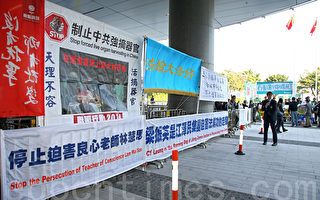 梁振英發表《施政報告》 遭場內外抗議
