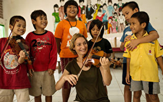 名小提琴家赴各地 為街童演奏
