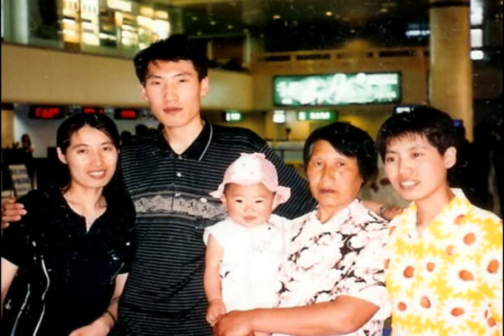 修煉法輪功的長輩們被中共迫害前,于佳慧(中)一家三代幸福合影。爸爸于作家、媽媽周美華、舅舅、姨媽、姥姥都是法輪功學員,爸爸、媽媽被非法勞教的時候,小佳慧才三歲,從此天天喊:「姥姥,我要媽媽,我要爸爸。」(明慧網)