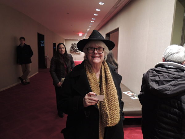 1月18日下午2時30分，退休的工廠主Pamela Hall觀看了神韻紐約藝術團在紐約林肯中心大衛寇克劇院的演出。（金海燕/大紀元）