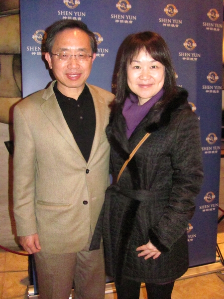 台湾驻美投资贸易服务处主任陈宽享先生和夫人观看了2014年1月19日神韵纽约艺术团在林肯中心的演出。(唐超/大纪元) 台湾驻美投资贸易服务处主任陈宽享先生和夫人观看了2014年1月19日神韵纽约艺术团在林肯中心的演出。(唐超/大纪元)