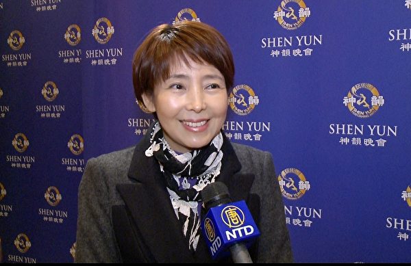 2014年1月19日,新泽西韩国美容协会主席Sandreaha Moon在纽约林肯中心欣赏神韵晚会。(大纪元图片) 2014年1月19日,新泽西韩国美容协会主席Sandreaha Moon在纽约林肯中心欣赏神韵晚会。(大纪元图片)