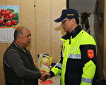 警察傳送溫馨情　關懷貧困家庭
