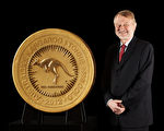 珀斯铸币厂打造的1吨重金币上了吉尼斯世界记录。图为身价超过5千万澳元的巨型金币和珀斯铸币厂总裁哈布兹（Ed Harbuz）。（珀斯铸币厂提供）