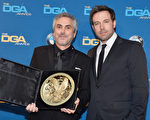 2014年1月25日，《地心引力》導演阿方索•柯朗獲頒美國導演工會獎大獎——傑出導演成就獎，與頒獎嘉賓、上屆得主本•阿弗萊克合影。(Frazer Harrison/Getty Images)