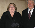 2014年1月28日晚，退休的Posey郡专员John Sherretz和太太一同观看了在美国印第安纳州埃文斯维尔市艾肯剧院的首场神韵演出。Sherretz先生表示：观赏神韵时，一种愉悦之感油然而生。（Cat Rooney／大纪元）