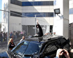 1月23日，小贾斯汀因无照醉驾并拒捕被拘，当日保释出狱后坐在车顶向粉丝挥手。(Joe Raedle/Getty Images)