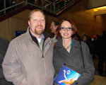 1月29日晚，Mark McKnight先生和太太Jodi一起观看了在美国印第安纳州埃文斯维尔市的神韵晚会。（陈虎/大纪元）