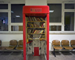 捷克兩名年輕人將電話亭改裝成小型圖書館，在布拉格醫院率先營運。(MICHAL CIZEK/AFP)