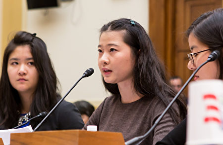 著名人权律师高智晟的女儿耿格（中）在美国国会举行的“让我们的父亲自由”为主题的人权听证会上发言。（摄影：李莎／大纪元）