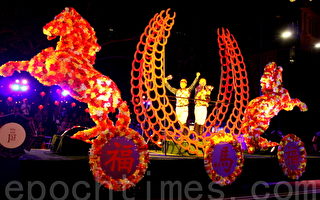 慶中國新年 – 悉尼10萬人觀賞駿馬奔騰花燈大巡遊