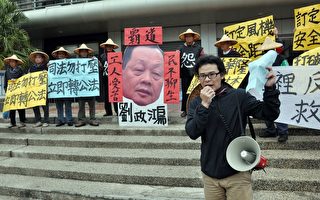 苗栗县代表的兴利纸厂十余名七旬老员工，将再度返回台北车站，争取应有的劳工（许享富 /大纪元）