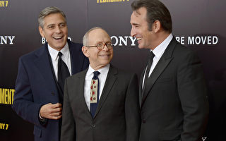 （左起）乔治•克鲁尼与鲍勃•巴拉班、让•杜雅尔丹出席《大寻宝家》首映式。（Michael Loccisano/Getty Images）