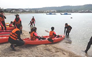 參與活動的學員出海進行獨木舟體驗。（海生館提供）