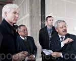 建築商布萊恩·斯皮爾（左）在與市長李孟賢（右）交談。（周鳳臨/大紀元）