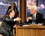 2014年2月6日，杰•雷诺（右）和比利•克里斯托在《今夜秀》节目中。（Kevin Winter/Getty Images）