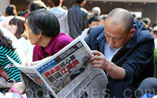 組圖：大陸遊客新年搶看香港《大紀元時報》