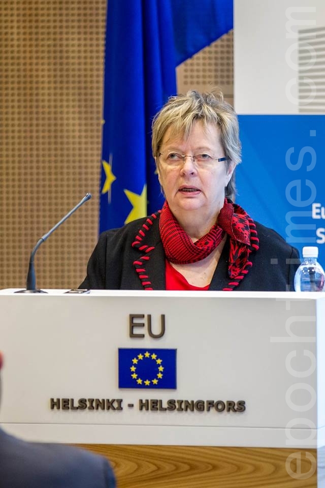 芬蘭社民黨的女議員Liisa Jaakonsaari在發言中談到了她對法輪功團體由不瞭解到接觸、認識的過程,希望能夠邀請專家和證人在他們黨內召開這樣的研討會。讓他的同事們也瞭解真相。(高磊/大紀元)