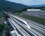 磁浮高速列车在日本展览轨道运行时可以达到每小时311英里的速度，它在离开地面U型轨道上方约4英寸悬浮疾驰。（大纪元资料图片）