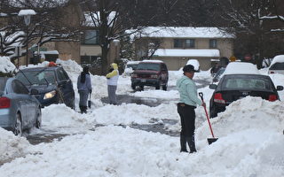 美国遭遇灾难性暴风雪 联邦政府关闭