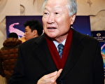 韩国企业伦理经营研究院会长李承培（Lee Seungbae）观看了2月13日神韵在韩国果川市民会馆的演出。（全宇/大纪元）