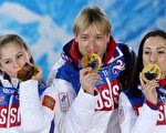 2014年2月10日，俄罗斯金牌得主普鲁申科（中）和花样滑冰队在领奖台上。（LOIC VENANCE/AFP）