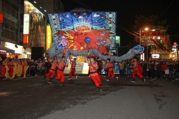 2014苗栗(火旁)龙系列活动今天晚间结合社区学校锣鼓、舞龙舞狮、民俗团队及参赛龙队在苗栗市区热闹踩街,欢庆元宵。苗栗国中蓝染“火旁龙舞”(许享富 /大纪元) 2014苗栗(火旁)龙系列活动今天晚间结合社区学校锣鼓、舞龙舞狮、民俗团队及参赛龙队在苗栗市区热闹踩街,欢庆元宵。苗栗国中蓝染“火旁龙舞”(许享富 /大纪元)