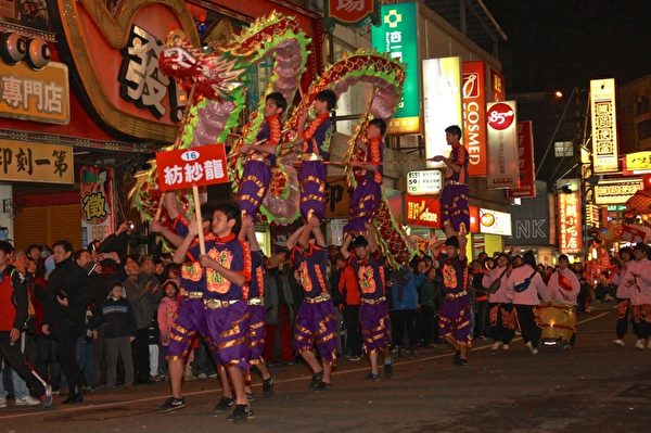 2014苗栗(火旁)龙系列活动今天晚间结合社区学校锣鼓、舞龙舞狮、民俗团队及参赛龙队在苗栗市区热闹踩街,欢庆元宵。卓兰实中的纺纱龙(许享富 /大纪元) 2014苗栗(火旁)龙系列活动今天晚间结合社区学校锣鼓、舞龙舞狮、民俗团队及参赛龙队在苗栗市区热闹踩街,欢庆元宵。卓兰实中的纺纱龙(许享富 /大纪元)