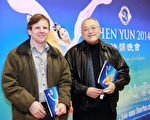 蔚山大学音乐学院教授李东宇（右）和专职小提琴制作Kevin March先生观赏2014年2月13日果川最后一场演出。（摄影：全宇／大纪元）