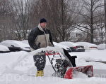 2月13日，一位費城郊區的工作人員Ralph Bach在清掃積雪。 (司瑞/大紀元）