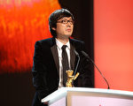 《白日焰火》獲頒第64屆柏林電影節最佳影片金熊獎，導演刁亦男致辭。（Sean Gallup/Getty Images）