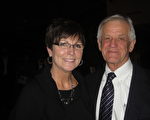 Bob Prather先生和Rhonda Iaman女士一同观看了美国神韵巡回艺术团在纳甚维尔市的田纳西表演艺术中心（Tennessee Performing Arts Center）2月22日晚上的第二场演出（王琼/大纪元）