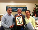2月22日北加州台湾行销协会年会在顾问洪顺五博士的见证下，由现任会长 Betty Tsai交接给新任会长 Andy。（摄影：林秀璟/大纪元）