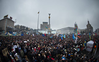 9日约7万名乌克兰人聚集独立广场，要求总统亚努科维奇下台。(MARTIN BUREAU/AFP)