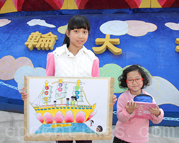 小朋友参加由镇公所举办的写生比赛,现场画出的法轮大法灯区“法船花灯”作品。(梁淑菁/大纪元) 小朋友参加由镇公所举办的写生比赛,现场画出的法轮大法灯区“法船花灯”作品。(梁淑菁/大纪元)