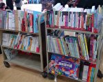 陳沼濤文教基金會25日捐贈草屯鎮立圖書館價值10萬元的童書近500冊。（草屯鎮公所提供）