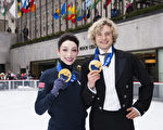 2014冬季奧運會美國花樣滑冰雙人冰舞金牌搭檔戴維斯（Meryl Davis）與懷特（Charlie White）做客紐約洛克菲勒中心。（戴兵／大紀元）