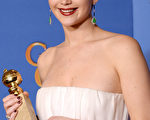 2014年1月12日，詹妮弗•劳伦斯凭借《美国骗局》荣获金球奖最佳女配角奖。（AFP PHOTO/ROBYN BECK）