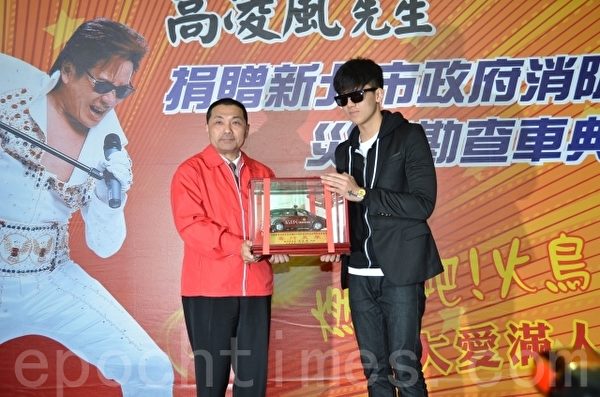 副市長侯友宜回贈模型給寶弟。(宋順澈/大紀元) 副市長侯友宜回贈模型給寶弟。(宋順澈/大紀元)