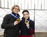 2月27日，2014冬季奧運會美國花樣滑冰雙人冰舞金牌搭檔梅麗爾戴維斯（Meryl Davis）與查理懷特（Charlie White）做客紐約帝國大廈（Empire State Building）。（戴兵／大紀元）