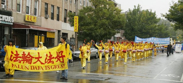 国殇日前夕 纽约民众雨中游行解“共毒”(图文)