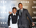2013年7月，好萊塢影星威爾•史密斯和14歲的兒子傑登在台灣宣傳《重返地球》資料照。（羅正恆／大紀元）
