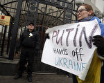 3月1日，俄羅斯總統普京向俄國會要求出兵克里米亞獲批。一位烏克蘭婦女在俄駐烏克蘭大使館前抗議普京干預烏克蘭政局。（AFP PHOTO/YURY KIRNICHNY）